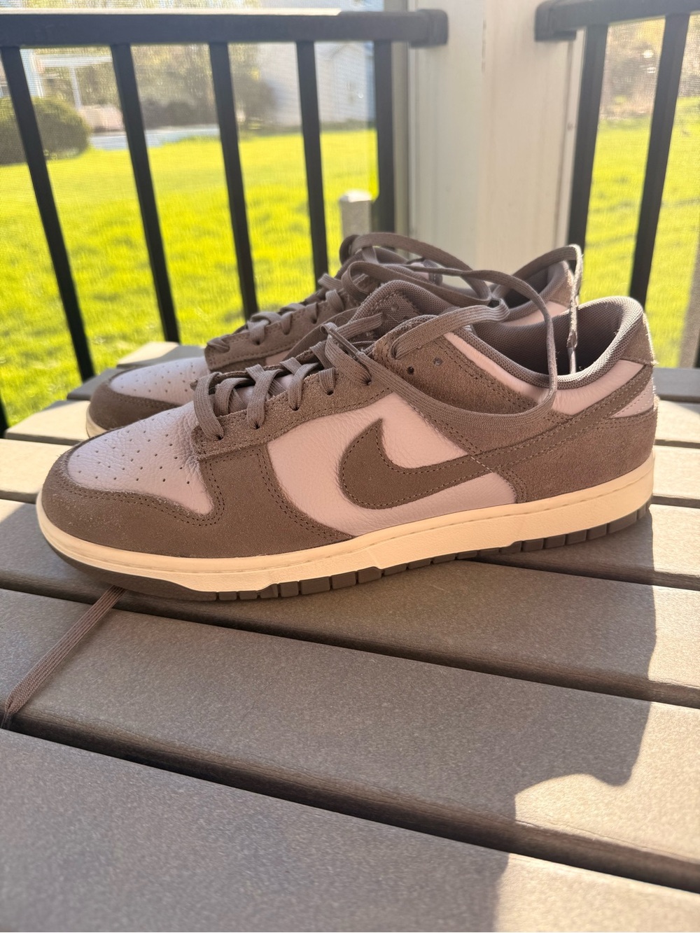 Nike Low-Top Sneakers in Taupe and Light violet
